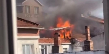 Bursa’da binanın çatısı alevlere teslim oldu