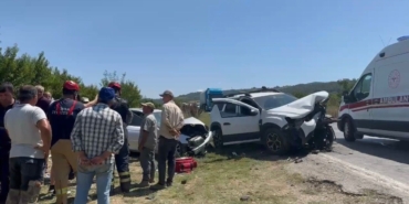 Bursa’da iki otomobil kafa kafaya çarpıştı: 5 yaralı