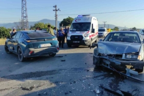 Bursa’da kavşakta üç araç birbirine girdi: 2 yaralı