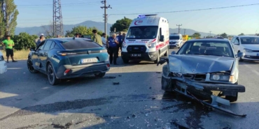 Bursa’da kavşakta üç araç birbirine girdi: 2 yaralı