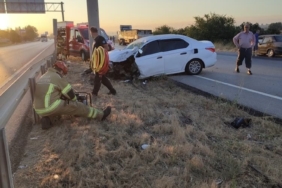 Bursa’da kazada can pazarı: Elektrik direğine çarpan otomobilin sürücüsü sıkıştı