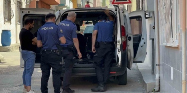 Bursa’da kazalı şekilde park halinde bekleyen araçtan çıkanlar polisi bile şaşırttı