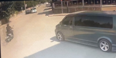 Bursa’da kontrolden çıkan otomobil önce araca, sonra 2 kafeye çarptı