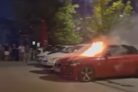 Bursa’da lüks araç park halinde alev alev yandı