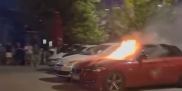 Bursa’da lüks araç park halinde alev alev yandı