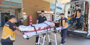 Bursa’da motosiklet ile hafif ticari araç kafa kafaya çarpıştı: 1’i ağır 2 yaralı