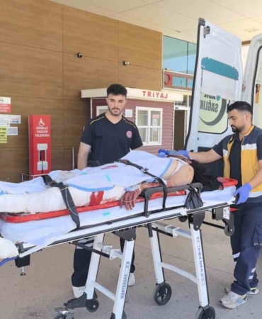 Bursa’da motosiklet ile hafif ticari araç kafa kafaya çarpıştı: 1’i ağır 2 yaralı