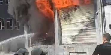 Bursa’da sünger ve baza deposu alev alev yandı