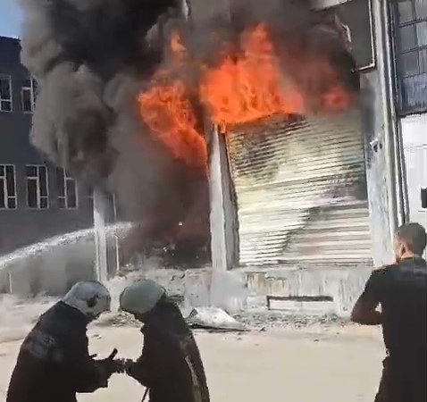 Bursa’da sünger ve baza deposu alev alev yandı