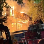 Büyükada’da 2 katlı ahşap bina alev alev yandı