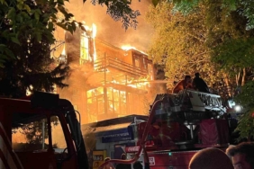 Büyükada’da 2 katlı ahşap bina alev alev yandı