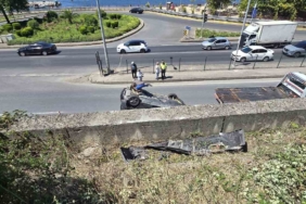 Çalışır vaziyetteki otomobil 6 metreden D-130 Karayolu’na uçtu: 1 yaralı