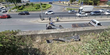 Çalışır vaziyetteki otomobil 6 metreden D-130 Karayolu’na uçtu: 1 yaralı