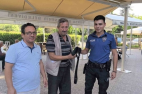 Camide bulduğu dövizleri polise teslim etti