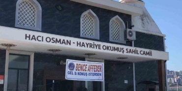Camiye asılan afişi görenler şaştı kaldı