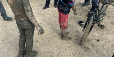 Çamura saplanan 2 çocuğu itfaiye kurtardı