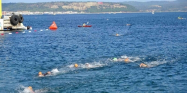 Çanakkale Boğazı’nda yüzme yarışması düzenlendi