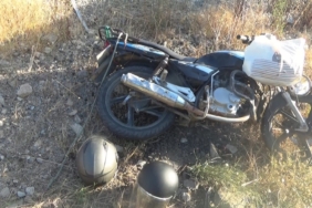 Çanakkale’de motosiklet trafik levhasına çarptı: 2 yaralı