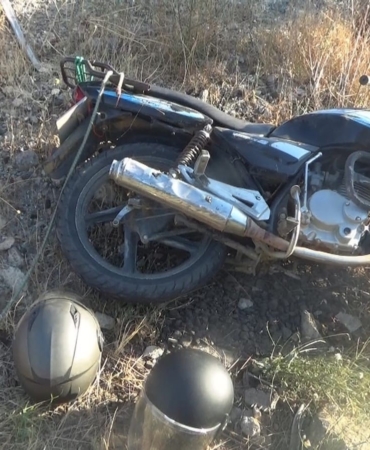 Çanakkale’de motosiklet trafik levhasına çarptı: 2 yaralı