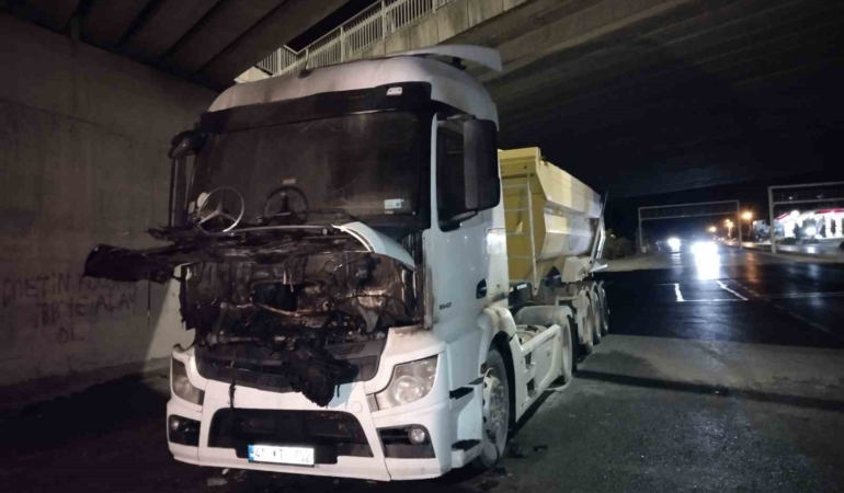 Çekmeköy-Şile Otoyolu’nda hafriyat kamyonu alev alev yandı