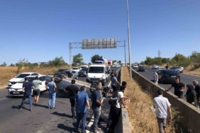 Cenaze dönüşü lastiği patlayan otomobil takla attı