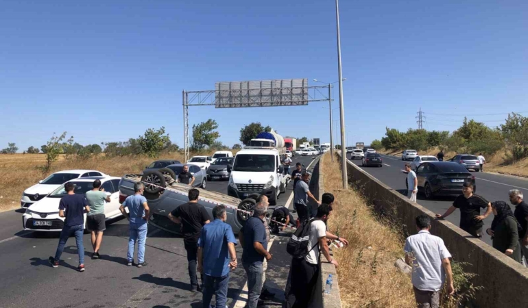 Cenaze dönüşü lastiği patlayan otomobil takla attı