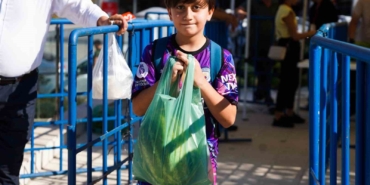 Çiftçiden satın alınan 20 ton karpuz vatandaşlara dağıtıldı