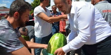 Çiftçiye destek için vatandaşlara 2 ton ücretsiz karpuz dağıtımı gerçekleştirdi