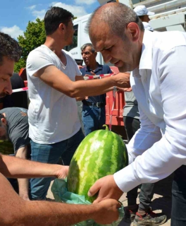 Çiftçiye destek için vatandaşlara 2 ton ücretsiz karpuz dağıtımı gerçekleştirdi