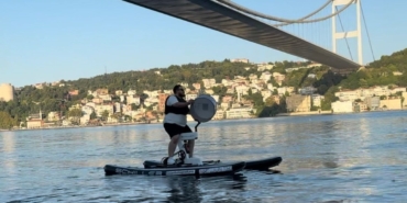 Çılgın davulcu sınır tanımıyor: Şimdi de suyun üzerinde davul çaldı