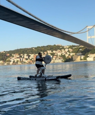 Çılgın davulcu sınır tanımıyor: Şimdi de suyun üzerinde davul çaldı