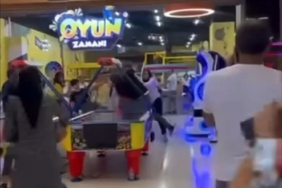 Çocuklarını oyun parkına götüren aileler birbirine girdi