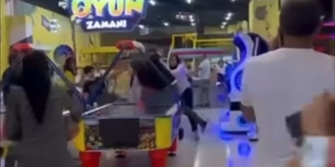 Çocuklarını oyun parkına götüren aileler birbirine girdi