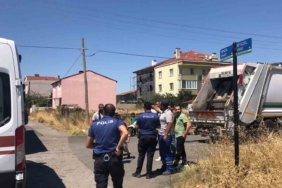 Çöp kamyonuyla halk otobüsü çarpıştı: Temizlik işçisi yaralandı