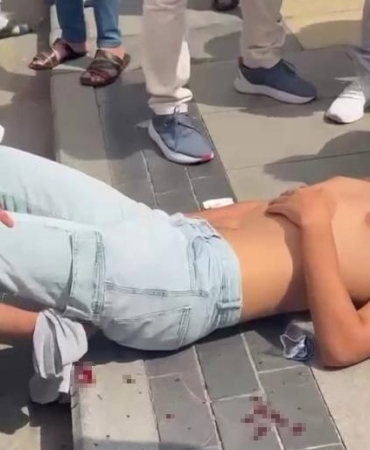 Cuma namazı kıldığı esnada kalçasından bıçaklandı