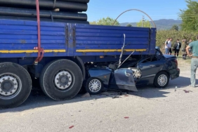 D-100’de feci kaza, tıra ok gibi saplandı: 1 ölü