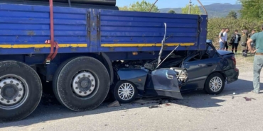 D-100’de feci kaza, tıra ok gibi saplandı: 1 ölü