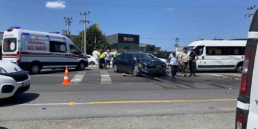 D-100’de otomobil ile minibüs çarpıştı: 1 yaralı