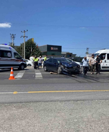 D-100’de otomobil ile minibüs çarpıştı: 1 yaralı