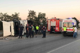 D-100’de sürücüsü uyuya kaldığı iddia edilen kamyon devrildi: 2 yaralı