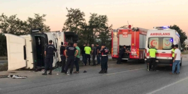 D-100’de sürücüsü uyuya kaldığı iddia edilen kamyon devrildi: 2 yaralı