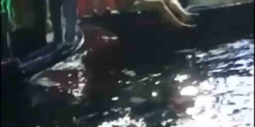 Denize giren alkollü adamı balıkçılar kurtardı