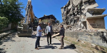 Depremden kalan riskli yapılar yıkılıyor