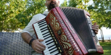 Depremin gölgesinde kalan aşk: Özlem şarkılara döküldü