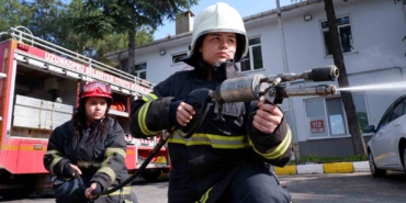 Depremzede Yağmur itfaiyeci oldu