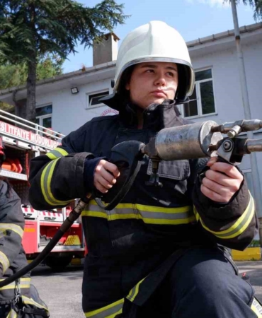 Depremzede Yağmur itfaiyeci oldu