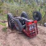 Devrilen traktörün altında kalan sürücü ağır yaralandı
