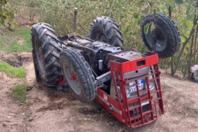 Devrilen traktörün altında kalan sürücü ağır yaralandı