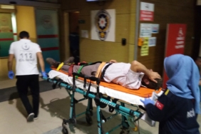 Devrilen traktörün sürücüsünü kabin korudu