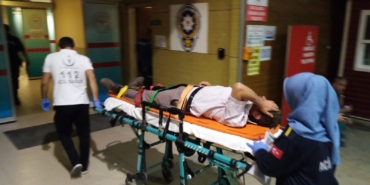 Devrilen traktörün sürücüsünü kabin korudu